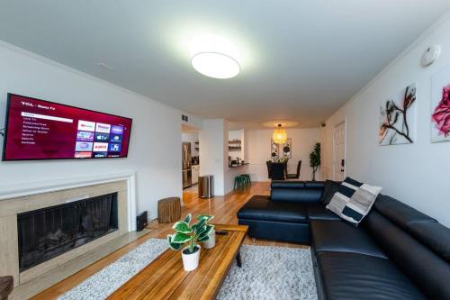 Bright & Cozy 2BR Family Suite Sleeps 6 with Private Balcony and Optional Parking Near Centennial Pa