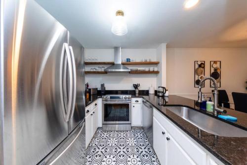 Mins to Broadway Large 2Br-2Ba family unit for up to 6 guests with Private Balcony and Optional private parking in Nashville, USA