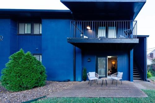 Mins to Broadway Large 2Br-2Ba family unit for up to 6 guests with Private Balcony and Optional private parking in Nashville, USA