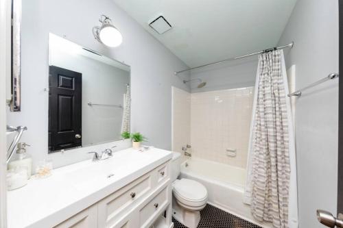 Mins to Broadway Large 2Br-2Ba family unit for up to 6 guests with Private Balcony and Optional private parking in Nashville, USA