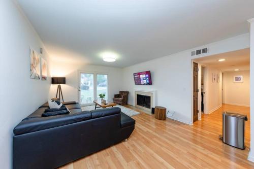 Mins to Broadway Large 2Br-2Ba family unit for up to 6 guests with Private Balcony and Optional private parking in Nashville, USA