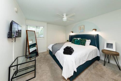 Mins to Broadway Large 2Br-2Ba family unit for up to 6 guests with Private Balcony and Optional private parking in Nashville, USA