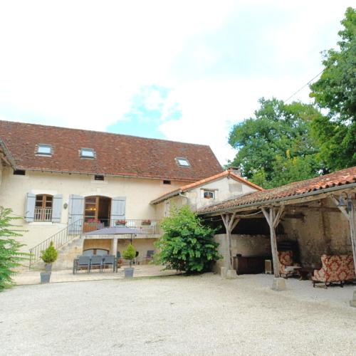 . Big 4 bedroom property in the grounds of a Chateau