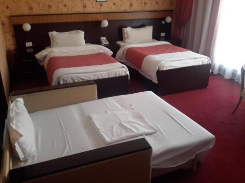 1 double bed, 3 twin beds, 1 sofa bed