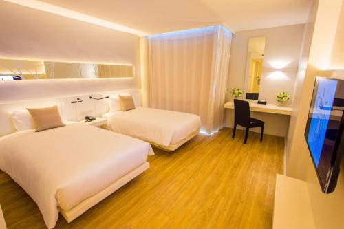 Crystal Hotel Hat Yai Room Type - Deluxe Twin with Breakfast 