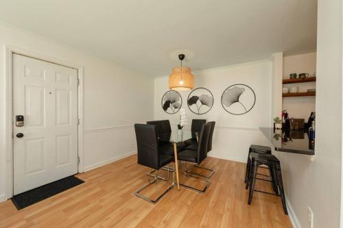 Minutes to Broadway Large 2B-2Ba family unit for up to 8 guests with Private Balcony and Optional private parking in Nashville, USA