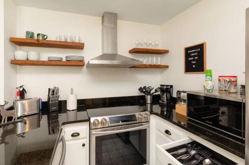 Minutes to Broadway Large 2B-2Ba family unit for up to 8 guests with Private Balcony and Optional private parking in Nashville, USA