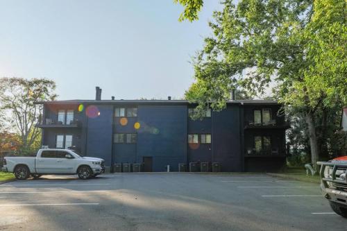 Minutes to Broadway Large 2B-2Ba family unit for up to 8 guests with Private Balcony and Optional private parking in Nashville, USA