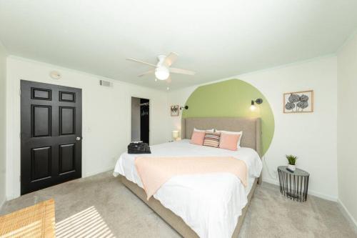 Minutes to Broadway Large 2B-2Ba family unit for up to 8 guests with Private Balcony and Optional private parking in Nashville, USA