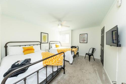 Minutes to Broadway Large 2B-2Ba family unit for up to 8 guests with Private Balcony and Optional private parking in Nashville, USA