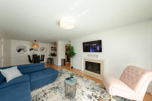 Minutes to Broadway Large 2B-2Ba family unit for up to 8 guests with Private Balcony and Optional private parking in Nashville, USA