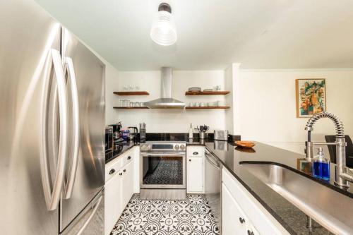 Minutes to Broadway Large 2B-2Ba family unit for up to 8 guests with Private Balcony and Optional private parking in Nashville, USA