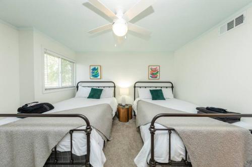 Minutes to Broadway Large 2B-2Ba family unit for up to 8 guests with Private Balcony and Optional private parking in Nashville, USA