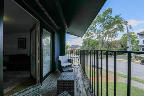 Minutes to Broadway Large 2B-2Ba family unit for up to 8 guests with Private Balcony and Optional private parking in Nashville, USA