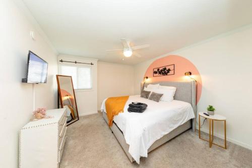 Minutes to Broadway Large 2B-2Ba family unit for up to 8 guests with Private Balcony and Optional private parking in Nashville, USA