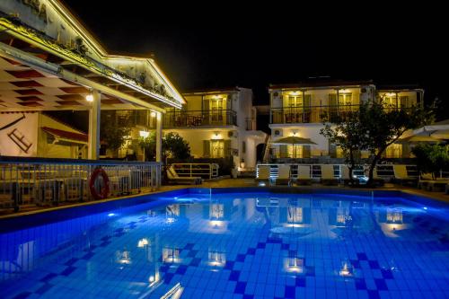 Apartment with Pool View
