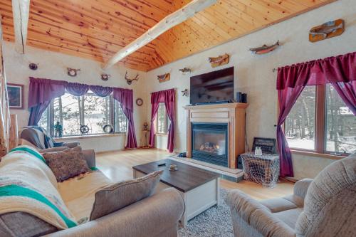 Lakefront Rhinelander Retreat with Private Hot Tub! in Rhinelander, USA