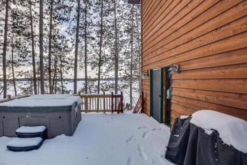 Lakefront Rhinelander Retreat with Private Hot Tub!