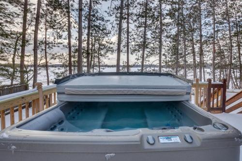 Lakefront Rhinelander Retreat with Private Hot Tub!