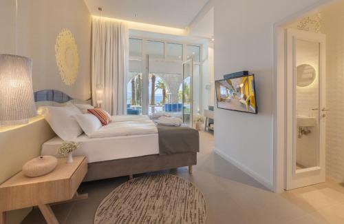  Deluxe Junior Suite with Swim-Up