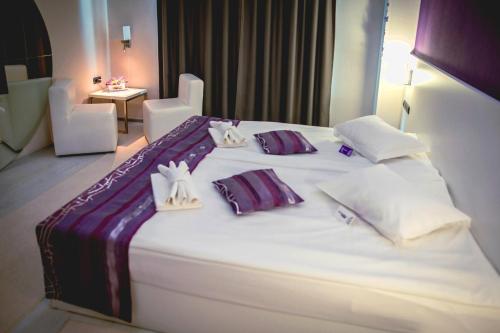 Hotel Idol - image 10