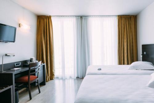 Deluxe Double Room with Old Port Side View