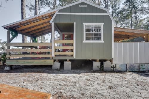 Calabash Studio Cabin, 4 Mi to Sunset Beach! in Calabash, Vereinigte Staaten von Amerika