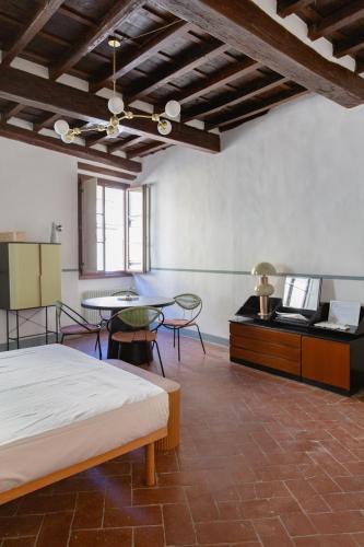 Stunning & Sunny Studio near Piazza Santo Spirito