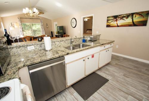 Faciliteter, River Oaks Fairways 27-E by Palmetto Vacation Rentals near Hollywood Wax Museum