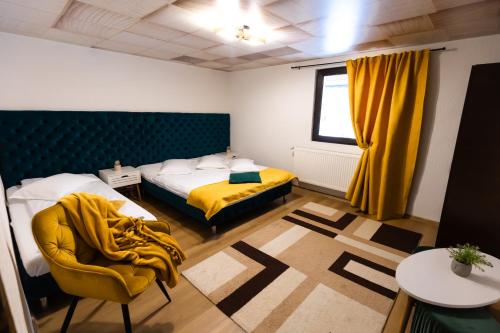 1 double bed, 1 twin bed