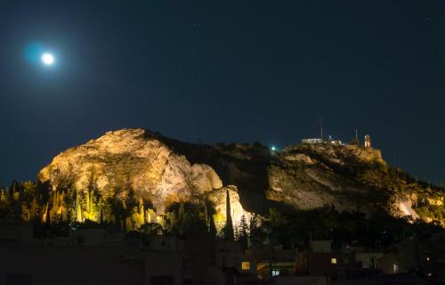 Central Lycabettus view, pr bath, pr living area, pr balcony, Atenas (foto 4)