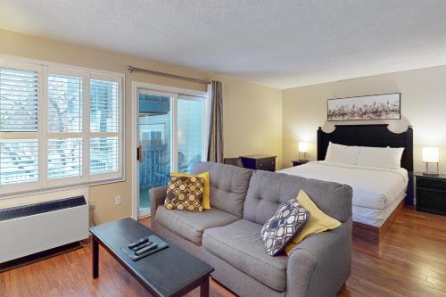 Ground Level, Mtnside w/ Pool, Hot Tub, Tennis!, Blue Mountains