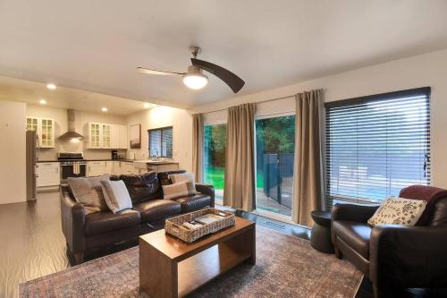 廚房, The Charming Home with a Pool in 尤巴城
