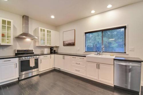 Cocina, The Charming Home with a Pool in Yuba City