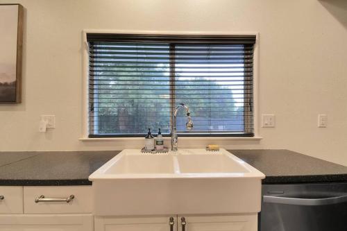 Cocina, The Charming Home with a Pool in Yuba City