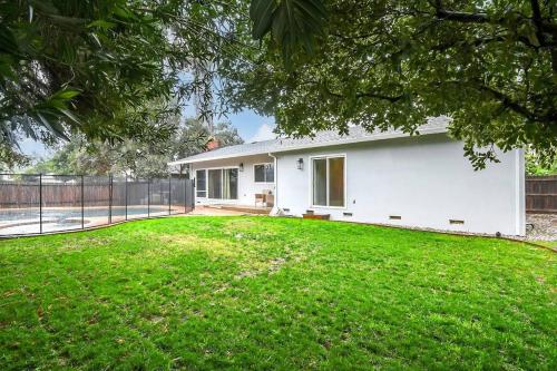 Vista exterior, The Charming Home with a Pool in Yuba City