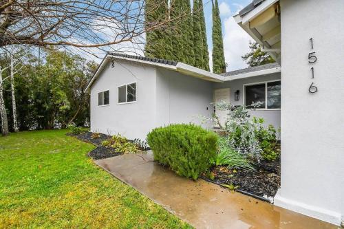 Vista exterior, The Charming Home with a Pool in Yuba City