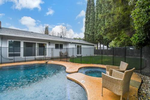 Piscina, The Charming Home with a Pool in Yuba City