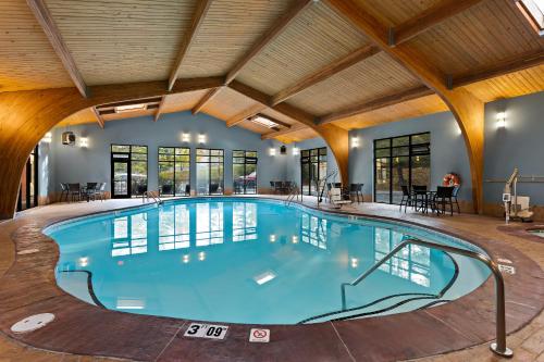 Swimming pool, Holiday Inn Express Branson- Green Mountain Drive By IHG in Branson (MO)