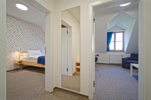 2 twin beds, 2 sofa beds