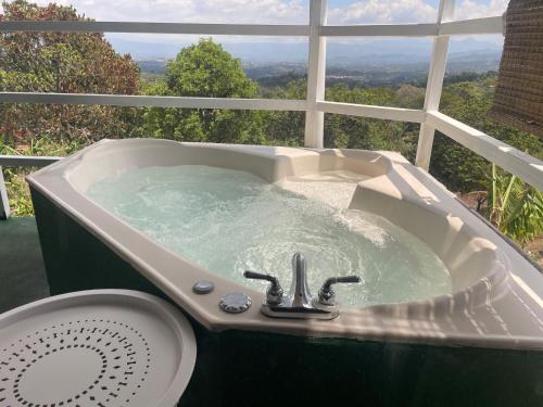 Karstais baseins, Cabaña mirador Jacuzzi (Cabana mirador Jacuzzi) in Sarchi