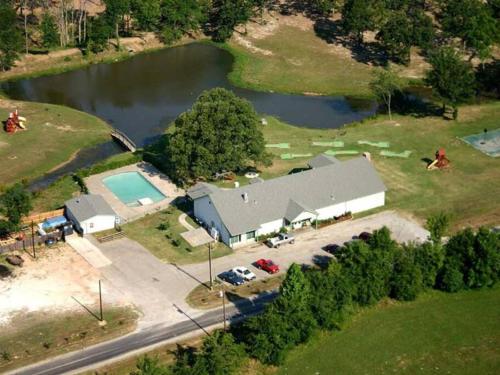 Lakeside Retreat in Quitman, USA