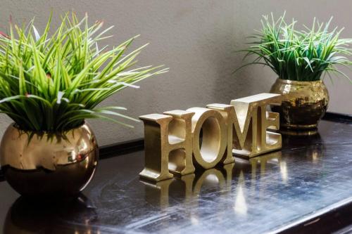 Bright Large 2 Bedroom Private Guest House w/ Pool in Long Beach, USA