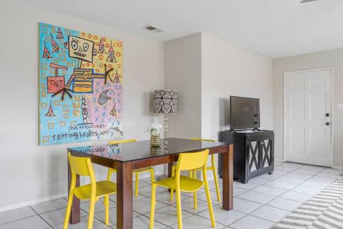 Bright Large 2 Bedroom Private Guest House w/ Pool in Long Beach, USA