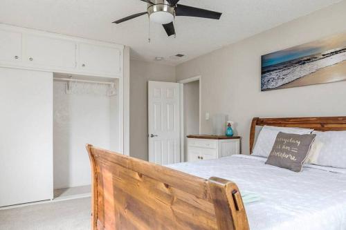 Bright Large 2 Bedroom Private Guest House w/ Pool in Long Beach, USA