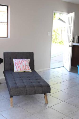 Bright Large 2 Bedroom Private Guest House w/ Pool in Long Beach, USA