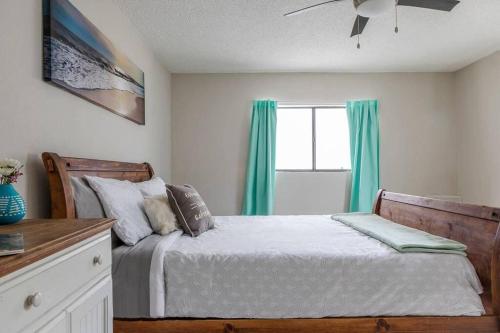 Bright Large 2 Bedroom Private Guest House w/ Pool in Long Beach, USA