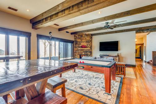 Quiet Blue Ridge Cabin with Hot Tub, Mountain Views! in Blue Ridge, USA