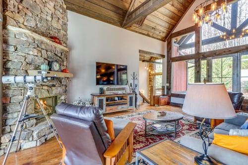 Quiet Blue Ridge Cabin with Hot Tub, Mountain Views! in Blue Ridge, USA