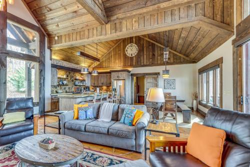 Quiet Blue Ridge Cabin with Hot Tub, Mountain Views! in Blue Ridge, USA